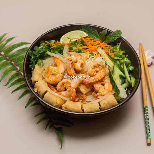 Crevettes sautées aux oignons et nêms aux crevettes
